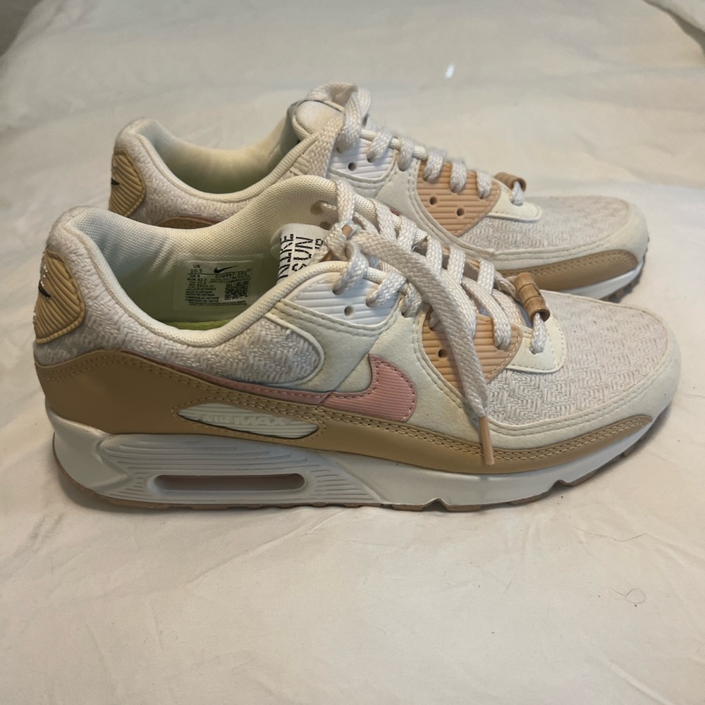 Women’s Nike air max. Worn once. Fun vintage colors.
